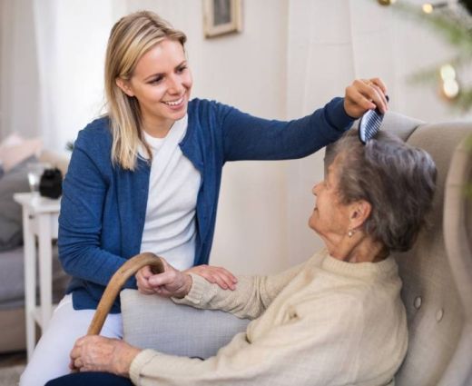Une aide à domicile qui accompagne avec bienveillance Une aide à domicile qui accompagne avec bienveillance