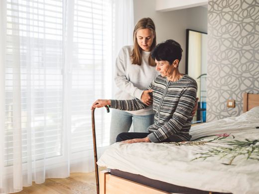 Une aide à domicile vous accompagne au lever et au coucher en toute sécurité Une aide à domicile vous accompagne au lever et au coucher en toute sécurité
