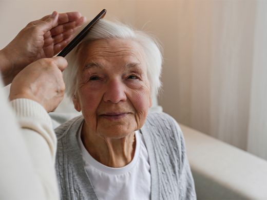 Nos auxiliaires de vie vous accompagnent lors de la toilette Nos auxiliaires de vie vous accompagnent lors de la toilette