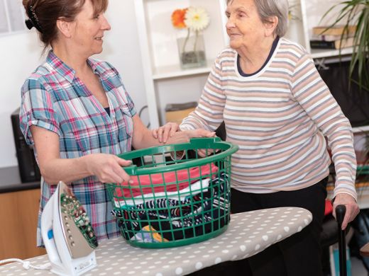 Une auxiliaire de vie vous aide à repasser votre linge Une auxiliaire de vie vous aide à repasser votre linge