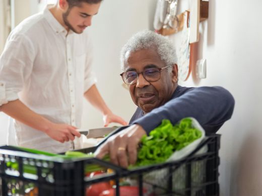 Un aide à domicile d'AubAnnA peut vous aider à faire vos courses Un aide à domicile d'AubAnnA peut vous aider à faire vos courses