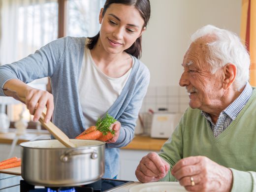 La préparation des repas redevient agréable avec la présence d'une aide à domicile La préparation des repas redevient agréable avec la présence d'une aide à domicile