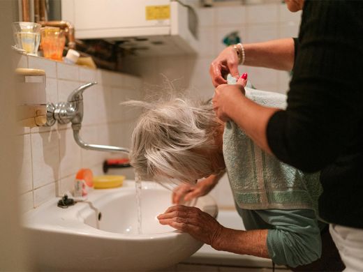 Chez AubAnnA nous vous accompagnons sur des choses du quotidien : habillage, toilette... Chez AubAnnA nous vous accompagnons sur des choses du quotidien : habillage, toilette...