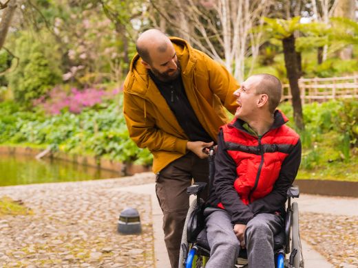 Une aide à domicile accompagne les promenades ou les sorties au jardin Une aide à domicile accompagne les promenades ou les sorties au jardin